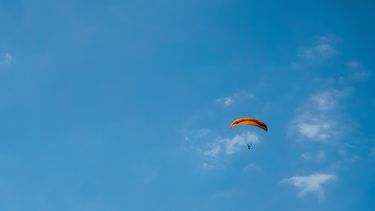 Parachutist stort neer na hartaanval in de lucht