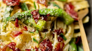 Wat eten we vandaag? Pasta met groene asperges, prosciutto en dragon