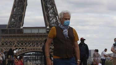 foto van man met mondkap voor Eiffeltoren