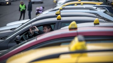 'Woedende taxichauffeurs plannen aanval op Uber'