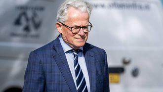 ZWOLLE - Oud-burgemeester van Groningen Koen Schuiling arriveert bij de rechtbank van Zwolle voor het hoger beroep van zijn zaak. Schuiling vecht bij het hof de uitspraak van de politierechter aan. Hij kreeg een boete opgelegd, omdat hij zou hebben gemasturbeerd achter het stuur van zijn auto. VINCENT JANNINK / ANP