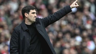 epa12882330 Bournemouth manager Andoni Iraola gestures during the English Premier League match Arsenal FC against AFC Bournemouth, in London, Britain, 11 April 2026.  EPA/VINCE MIGNOTT EDITORIAL USE ONLY. No use with unauthorized audio, video, data, fixture lists, club/league logos, 'live' services or NFTs. Online in-match use limited to 120 images, no video emulation. No use in betting, games or single club/league/player publications.