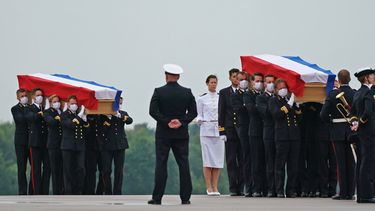 Foto van de kisten met de omgekomen militairen.