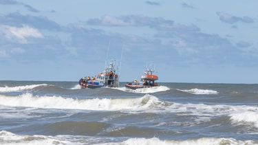 Twee reddingsschepen op de zee bij Ameland.