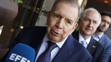 epa12163700 Venezuelan opposition leader Edmundo Gonzalez Urrutia (L), accompanied by former Caracas' mayor Antonio Ledezma (R), addresses journalists after his meeting with Argentine President Javier Milei, who is in the Spanish capital to participate in the closing ceremony of the Madrid Economic Forum 2025, in Madrid, Spain, 08 June 2025.  EPA/SERGIO PEREZ