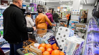Distributiecentra draaien overuren om supermarkten te bevoorraden.