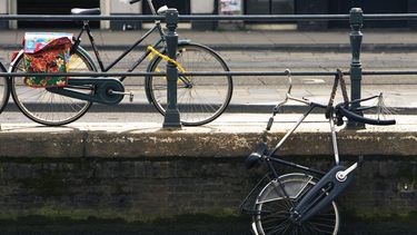 Man (48) redt samen met zoon een fiets uit de gracht
