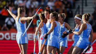 AMSTELVEEN - Speelsters van Nederland vieren de 2-0 van Frédérique Matla van Nederland tijdens de wedstrijd op het WK hockey tussen Nederland en India in het Wagener Stadion. KOEN VAN WEEL / ANP