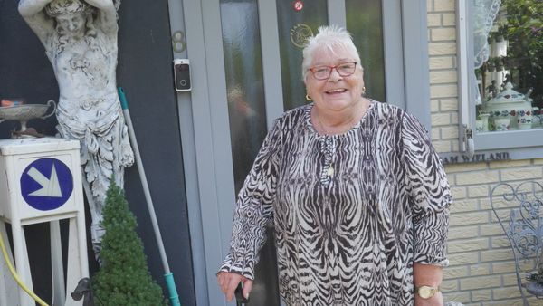 Bromet over de schutting