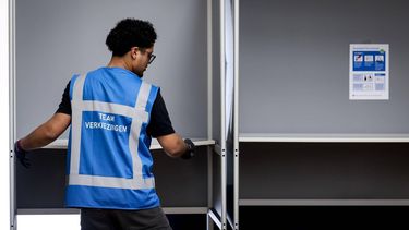 LELYSTAD - Een stembureau wordt opgebouwd in het stadhuis voor de gemeenteraadsverkiezingen. Tijdens deze verkiezingen stemmen Nederlanders over de verdeling van 8500 zetels in de lokale politiek. KOEN VAN WEEL / ANP