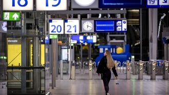 UTRECHT - Een reiziger op een verder leeg station op Station Utrecht Centraal tijdens een landelijke 24-uursstaking in het ov. ROBIN VAN LONKHUIJSEN / ANP