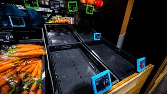 MIERLO - Lege schappen in een Albert Heijn-supermarkt. Door een cyberincident bij moederbedrijf Ahold Delhaize zijn kortingen niet geldig en liggen meerdere distributiecentra stil, met lege schappen tot gevolg. ROB ENGELAAR / ANP