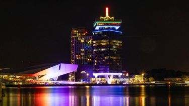 AMSTERDAM - Filmmuseum Eye en de A'DAM Toren wordt verlicht in regenboogkleuren. Ter gelegenheid van World Pride worden 53 gebouwen in de hoofdstad twee weken lang elke avond in de kleuren van de regenboog gezet. DINGENA MOL / ANP