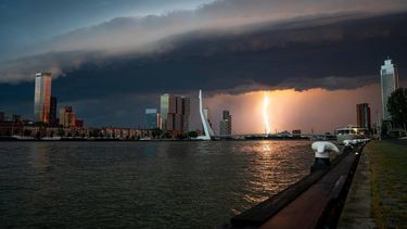 ROTTERDAM - Een onweersbui bij de Erasmusbrug. Het KNMI heeft code oranje vanwege onweersbuien en waarschuwt dat plaatselijk kans is op overlast en schade door regen, zware windstoten, grote hagelstenen en bliksem. MEDIATV / ANP
