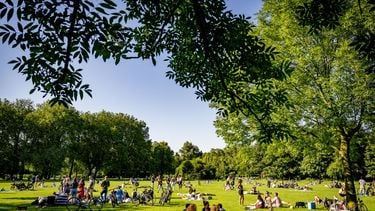 Drukte in het park op een zonnige zomerdag De winter is officieel voorbij: dit doet de lente met je lichaam