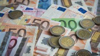 DEN HAAG - Eurobankbiljetten en munten. ANP  LEX VAN LIESHOUT