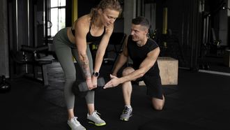 Het Dilemma: ‘Kan ik onschuldig wat gaan drinken met mijn bezette personal trainer of is het spelen met vuur?’