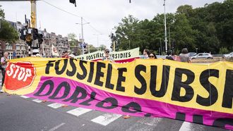 DEN HAAG - Klimaatdemonstranten van Extinction Rebellion tijdens een blokkade van de snelweg A12. Volgens de actiegroep is dit een reactie op 'de catastrofale droogte in Nederland'. Ook eisen ze dat de Tweede Kamer terugkeert van reces voor een debat over de aanhoudende droogte en hitte. JEROEN JUMELET / ANP