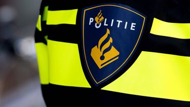 GRONINGEN - Politielogo op het operationeel uniform van een agent. Politie, politieagent. ANP  KOEN VAN WEEL