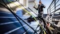 VLAARDINGEN - Zonnepanelen worden op het dak van een woning geinstalleerd. Huizen worden verduurzaamd om minder afhankelijk te zijn van aardgas en om te besparen op energieverbruik. ANP JEFFREY GROENEWEG