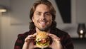 Een foto van André Hazes met zijn burger
