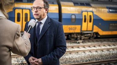 AMSTERDAM - Directeur Wouter Koolmees praat met journalisten na afloop van de presentatie van de jaarcijfers van de Nederlandse Spoorwegen (NS). ANP KJELL HOEXUM