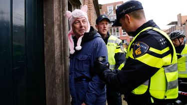 Voorman Edwin Wagensveld wordt meegenomen door de politie tijdens een protest tegen de komst van een asielzoekerscentrum in Ede.