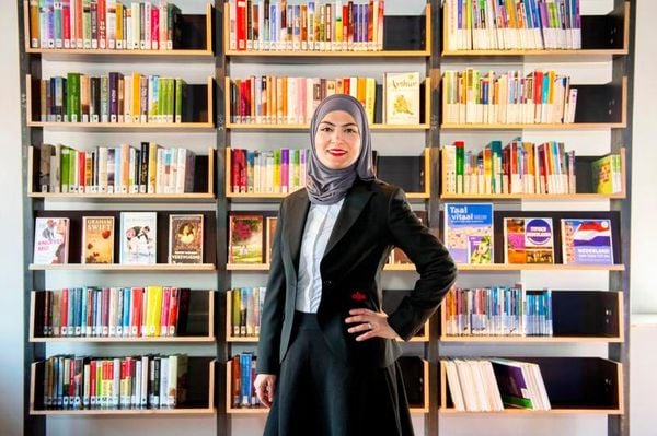 Meliha Koyluoglu, teamleider van drie bibliotheekvestigingen in Amsterdam-Noord. / Femmy Weijs