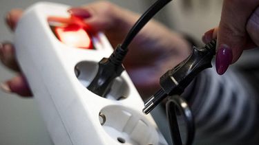 ILLUSTRATIEF - Een stekker wordt uit het stopcontact gehaald om zo energie te besparen. De gasleveringen uit Rusland lopen terug als gevolg van de oorlog met Oekraine. ANP ROB ENGELAAR