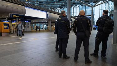 DEN HAAG - NS-medewerkers op station Den Haag Centraal tijdens een staking van NS-personeel, dat staakt voor meer loon. Door de staking in de regio's West en Noord-West rijden er, behalve tussen Amsterdam en Schiphol, in het hele land geen NS-treinen. ANP LAURENS VAN PUTTEN