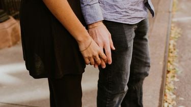 Het Dilemma: ‘Moet ik mijn vriendin confronteren met haar verborgen relatie?’