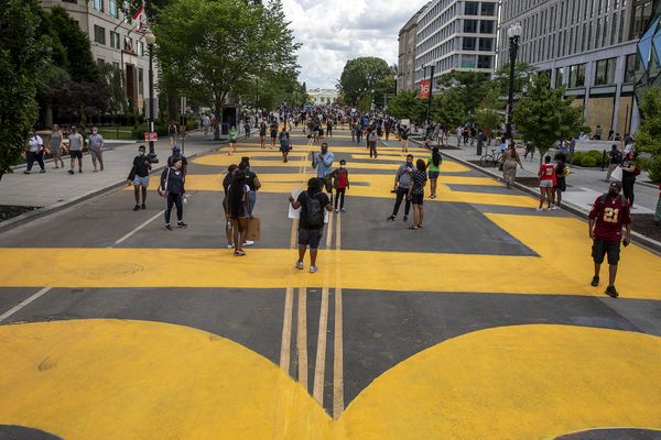 Op deze foto zie je heel groot Black Lives Matter in geel geschilderd op 16th street in Washington DC.