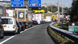 HOUTEN- Drukte op de snelwegen rond Utrecht tijdens werkzaamheden van Rijkswaterstaat aan de A2. De snelweg richting Den Bosch is opnieuw dicht tussen knooppunt Oudenrijn en knooppunt Everdingen voor werkzaamheden. Rijkswaterstaat legt onder meer stiller asfalt aan op de weg. ANP JEROEN JUMELET
