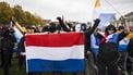 AMSTERDAM - Actievoerders tijdens een demonstratie op het Museumplein 'tegen massa-immigratie, voor een veilig Nederland en tegen het woningtekort'. De demonstratie zou oorspronkelijk op de Dam zijn, maar de Amsterdamse veiligheidsdriehoek besloot het protest uit veiligheidsoverwegingen te verplaatsen. ANP ROBIN VAN LONKHUIJSEN
