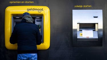ROTTERDAM - Een pinautomaat en een geldstortautomaat van Geldmaat. Banken heropenden verspreid over het land veertig geldstortautomaten voor ondernemers. De automaten worden uit veiligheidsoverwegingen gedurende de openingstijden permanent bewaakt en iedere dag geleegd. ANP SEM VAN DER WAL