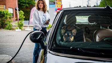 ACHEL - Een vrouw uit Nederland tankt bij een tankstation in Belgie. Vanwege de hoge brandstofprijzen in Nederland tanken veel mensen benzine of diesel in de buurlanden. ANP ROB ENGELAAR