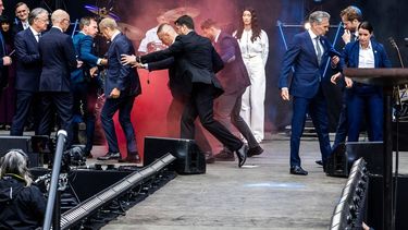 WAGENINGEN - Premier Dick Schoof en zijn ambtsgenoot Donald Tusk van Polen worden in veiligheid gebracht als demonstranten een rookbom gooien bij het ontsteken van het Bevrijdingsvuur wil ontsteken op het Bevrijdingsfestival Wageningen. Het ontsteken van het vrijheidsvuur is het startsein voor alle activiteiten op Bevrijdingsdag. ANP VINCENT JANNINK