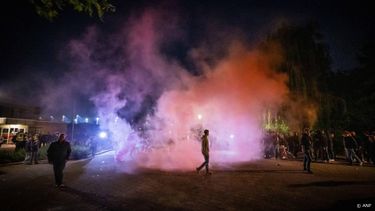 KESTEREN - In het Gelderse dorp Kesteren zijn een paar honderd personen op de been voor een anti-azc protest. Op de Nedereindsestraat, voor het dorpshuis van Kesteren, werden een paar stuks vuurwerk afgestoken en werden leuzen gescandeerd. ROLAND HEITINK / ANP