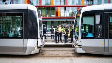 ROTTERDAM - Twee trams zijn op elkaar gebotst op het Kruisplein, in het centrum van Rotterdam. Bij de kop-staartbotsing raakten acht mensen lichtgewond. ANP MEDIATV