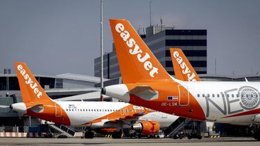 SCHIPHOL - Een vliegtuig van EasyJet op de luchthaven van Schiphol. ANP KOEN VAN WEEL