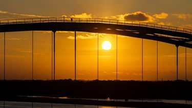 GORINCHEM - Dronebeeld van de Merwedebrug. Rijkswaterstaat doet aanvullend onderzoek naar de technische staat van de stalen bogen. Een eerdere controle wees uit dat de brug verzwakt is en Rijkswaterstaat heeft de brug daarom gesloten voor vrachtverkeer. JOHN VAN DER TOL / ANP