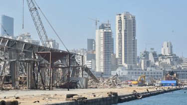 Op deze foto is een deel van de verwoeste haven van Beiroet te zien.