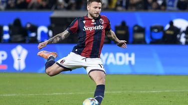 epa12603987 Ciro Immobile of Bologna scores the winning penalty kick during the penalty shootout of the Italian Super Cup semi-final match between Bologna FC 1909 and Inter in Riyadh, Saudi Arabia, 19 December 2025.  EPA/STR