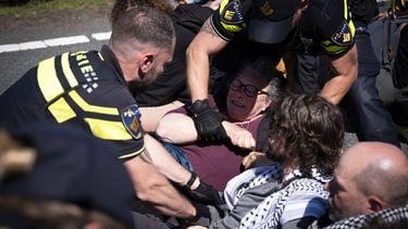 UTRECHT - Demonstranten van Extinction Rebellion (XR), Utrecht 4 Palestine (U4P) en Debt for Climate (D4C) blokkeren de ring van Utrecht. Ze eisen een direct einde aan fossiele subsidies en dat het geld moet gebruikt worden voor huisvesting, gezondheidszorg, dekoloniaal herstel en schuldkwijtschelding. JEROEN JUMELET / ANP