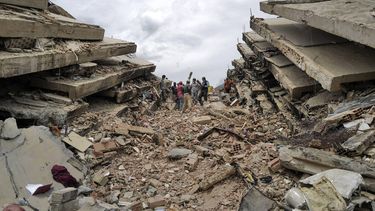 Rescuers and volunteers search for possible victims in Caraballeda, La Guaira State, Venezuela on June 28, 2026, following twin earthquakes. Thousands of rescuers, relatives and volunteers dig day and night through mounds of concrete to find survivors of the earthquakes that struck Venezuela more than three days ago, leaving nearly 1,500 dead and tens of thousands missing.
Mauricio VALENZUELA / AFP