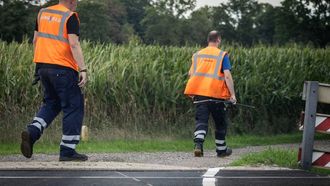 HOLTEN - Een ProRail-monteur stelt een metalen staaf veilig, die gevonden is op het treinspoor tussen Rijssen en Holten. Eerder op de dag zorgden sabotageacties ervoor dat treinverkeer in meerdere provincies werd ontregeld. VINCENT JANNINK / ANP