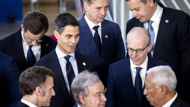 BRUSSEL - EU-leiders, waaronder minister-president Rob Jetten, poseren voor een groepsfoto tijdens de Europese top. De leiders van de EU-landen komen bijeen in Brussel. Ze bespreken de situatie in het Midden-Oosten en de gezamenlijke reactie van de EU, waaronder het beleid over de energieprijzen. REMKO DE WAAL / ANP