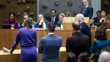 DEN HAAG - Minister-president Dick Schoof in vak K met een deel van de oppositie bij de interruptie microfoon tijdens de tweede dag van de Algemene Politieke Beschouwingen. ANP REMKO DE WAAL