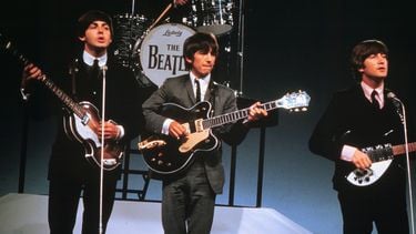 Een foto van een optreden van The Beatles met Paul McCartney