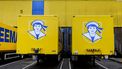 Op deze foto zie je twee gele Zeeman trailers.